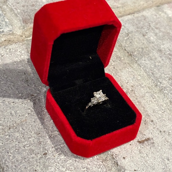 14k White Gold Ring with Emerald cut Diamonds - Picture 3 of 9